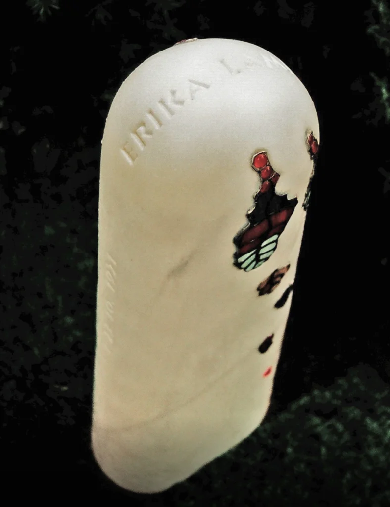 Grabstein aus Laaser Marmor mit Tiffany-Intarsien – Denkwerk für Erika Lampe von Michael Spengler