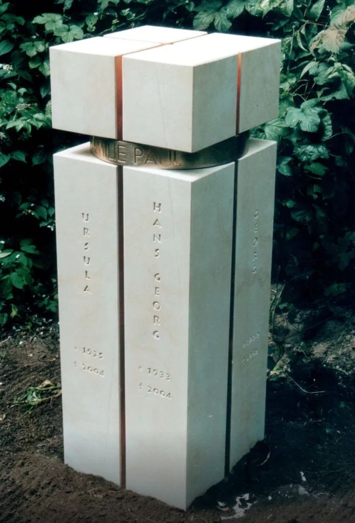 Vier Sandstein-Stelen, verbunden durch einen Ring aus Messing – Grabmal Familie Paul