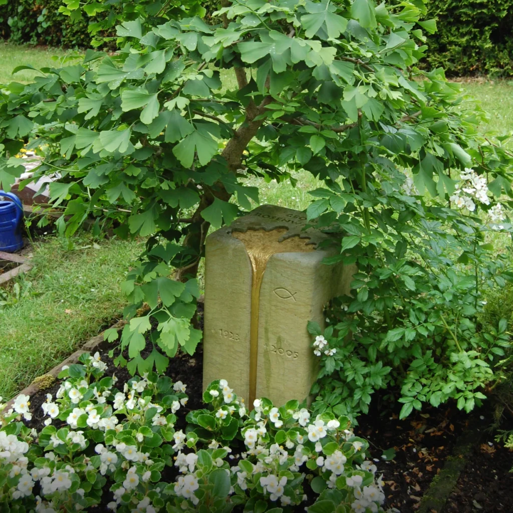 Sandstein-Grabstein mit eingesunkenem, vergoldetem Ginkoblatt