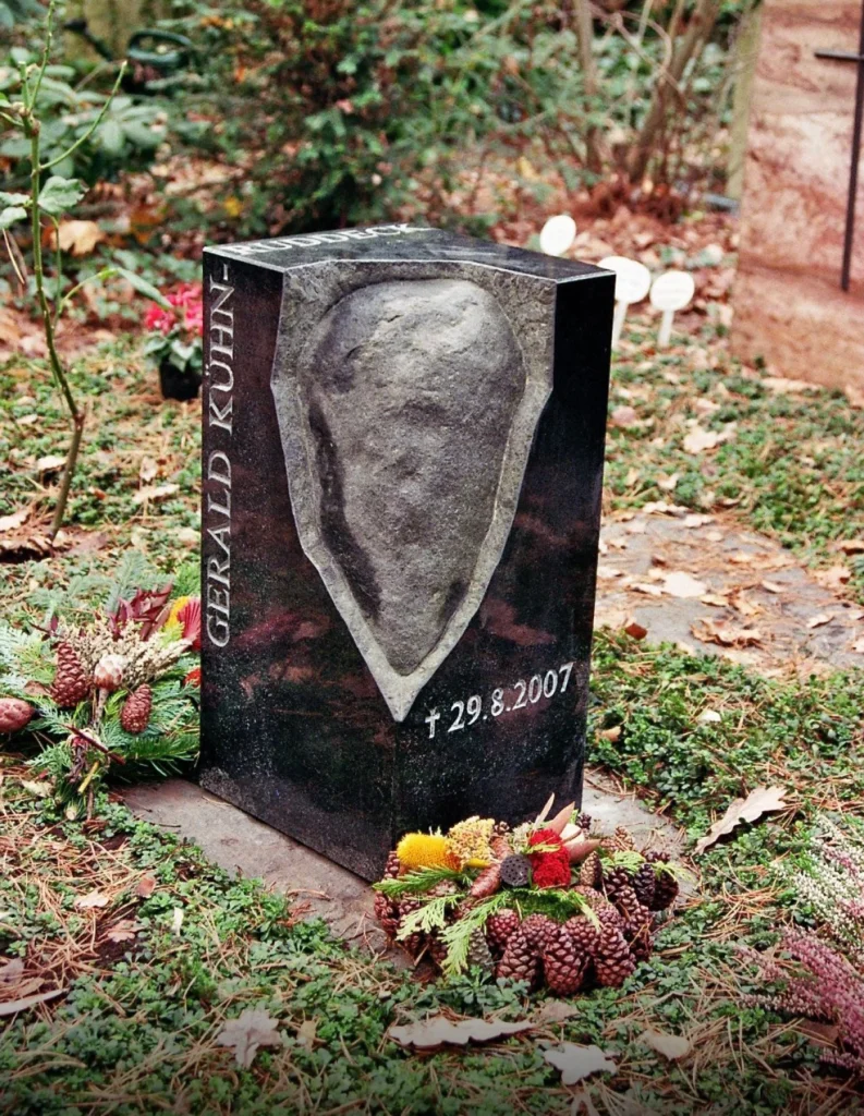 Grabstein aus poliertem Granit mit hervorbrechendem Findlingselement