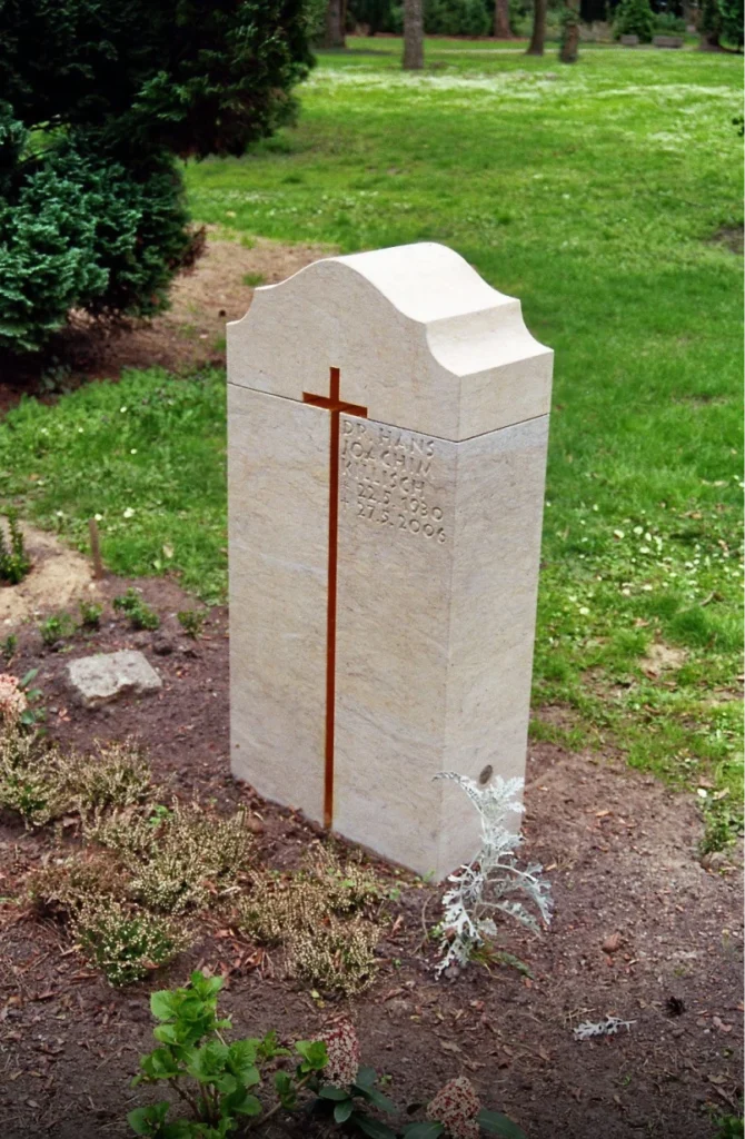 Grabstein aus Sandstein mit kreuzförmiger Gestaltung und vergoldeten Innenflächen