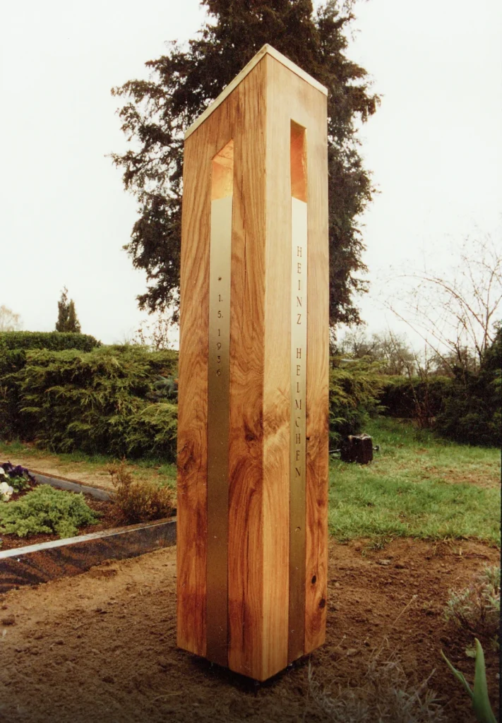 Grabzeichen aus Eichenholz mit Durchbrüchen – Denkwerk für Heinz Helmchen von Michael Spengler