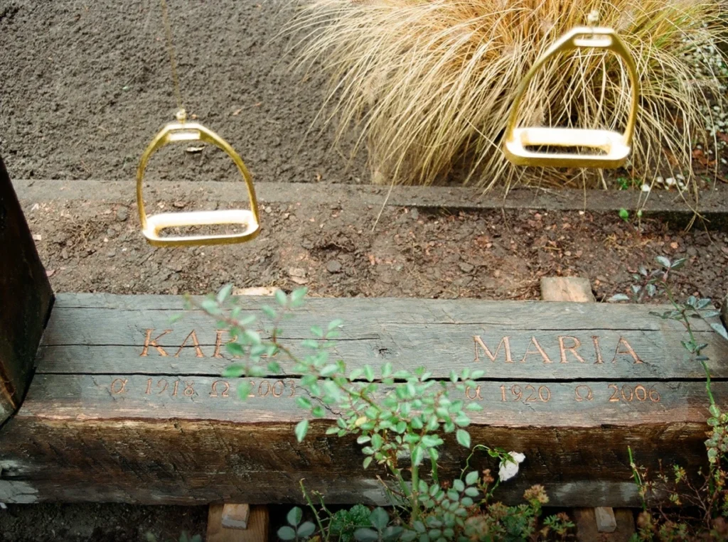 Vergoldete Steigbügel im Holzrahmen – Detail des Denkwerks für Maria und Karl Isenbügel