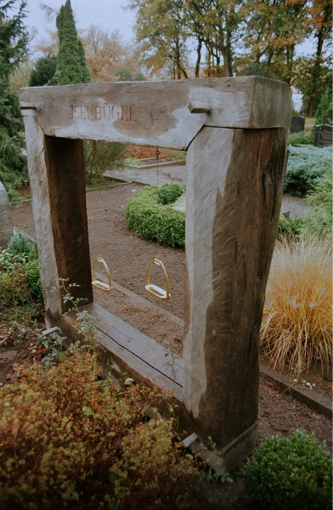 Eichenholzrahmen als Grabmal von links – Denkwerk für Maria und Karl Isenbügel