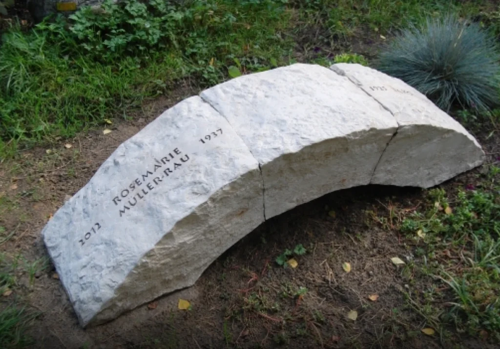 Grabstein in Brückenform – Denkwerk für Jakob und Rosemarie Müller von Michael Spengler