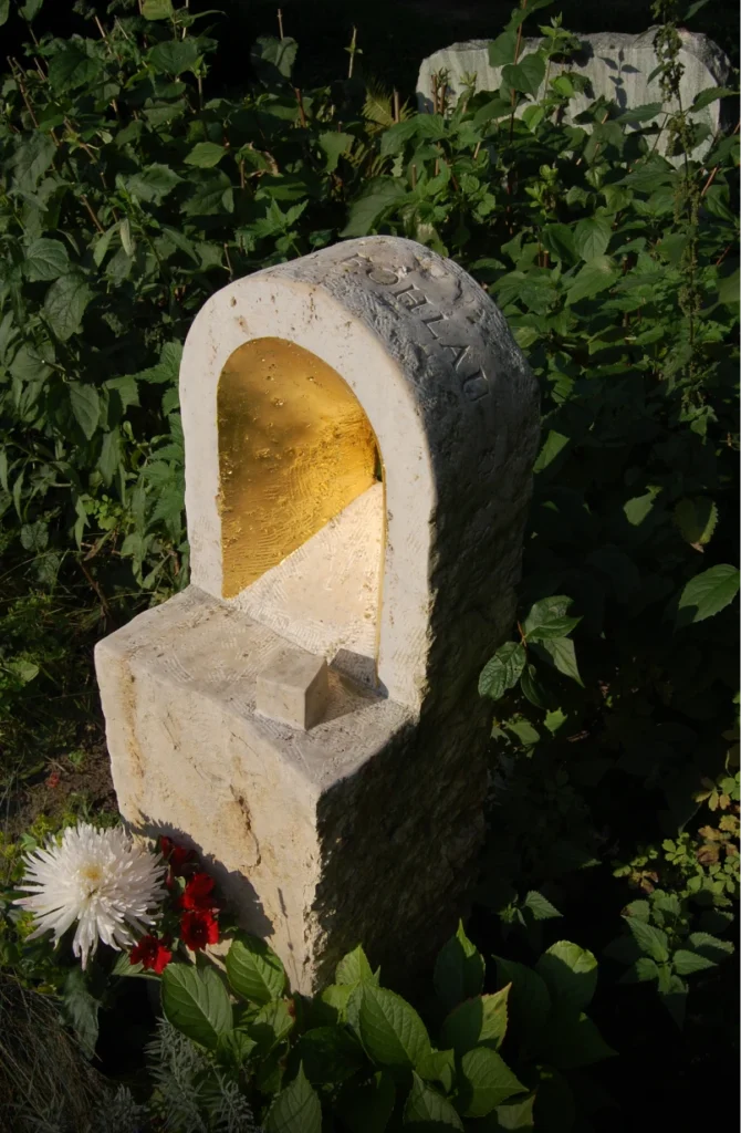 Grabstein von oben betrachtet – Denkwerk für Jana Böhlau