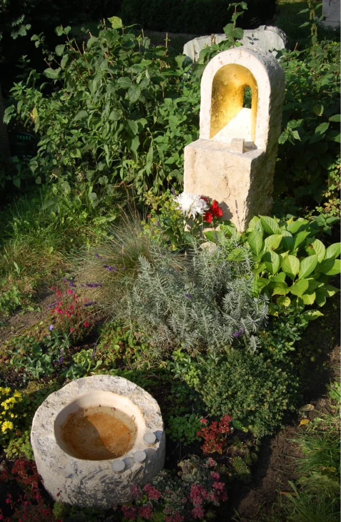 Denkwerk für Jana Böhlau im Umfeld des Grabortes