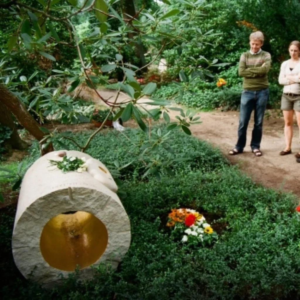 Denkwerk für Karola Kaiser im Umfeld mit Angehörigen – skulpturale Form einer Querflöte