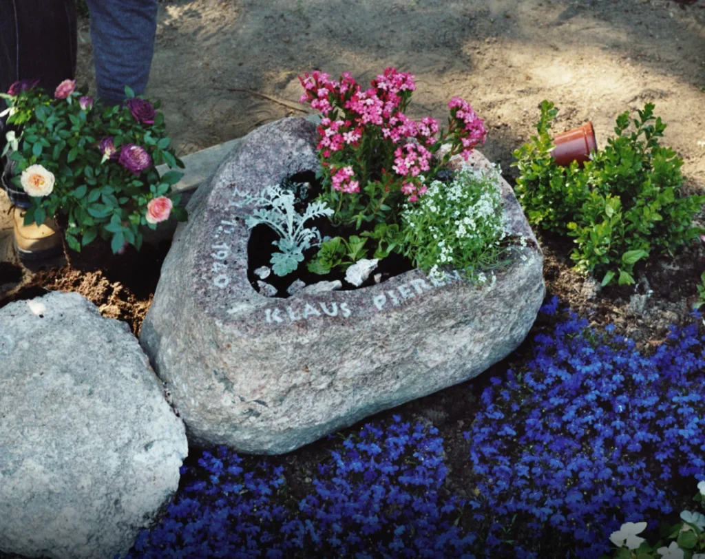 Grabstein aus Findling mit ausgehöhltem Bereich für Pflanzen – Denkwerk für Klaus Pierenz