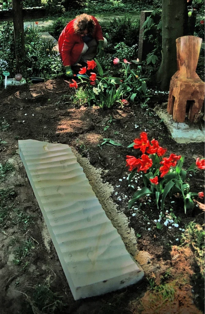 Grabstein aus Sandstein mit Rippelmarkenmuster und Holzstühlen – Denkwerk für Konrad Ferdinand Leutner