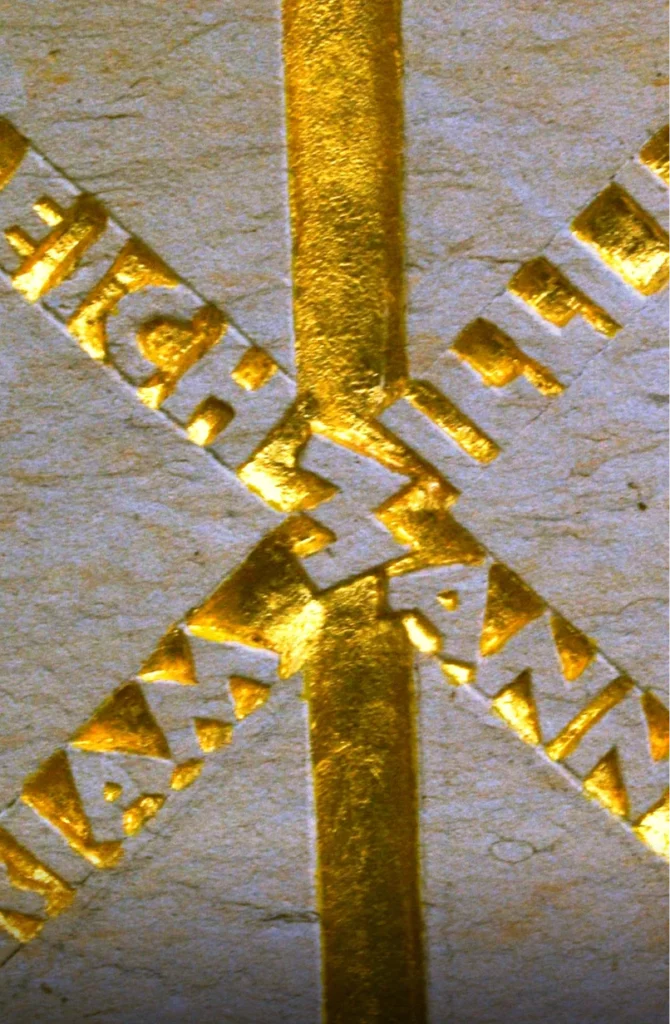 Detail des Chi-Rho-Kreuzes mit verschränktem W und M – Denkwerk für Maria und Willi Leichmann