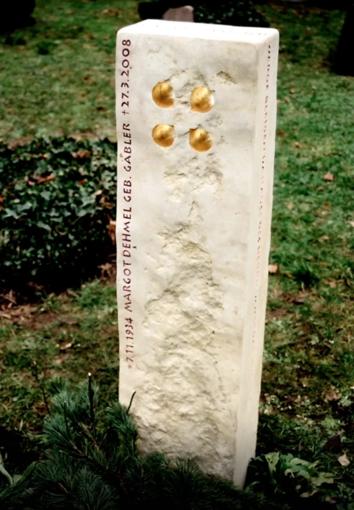 Grabstein aus schlesischem Sandstein mit kreuzförmigen Durchbrüchen – Denkwerk für Margot Dehmel von Michael Spengler