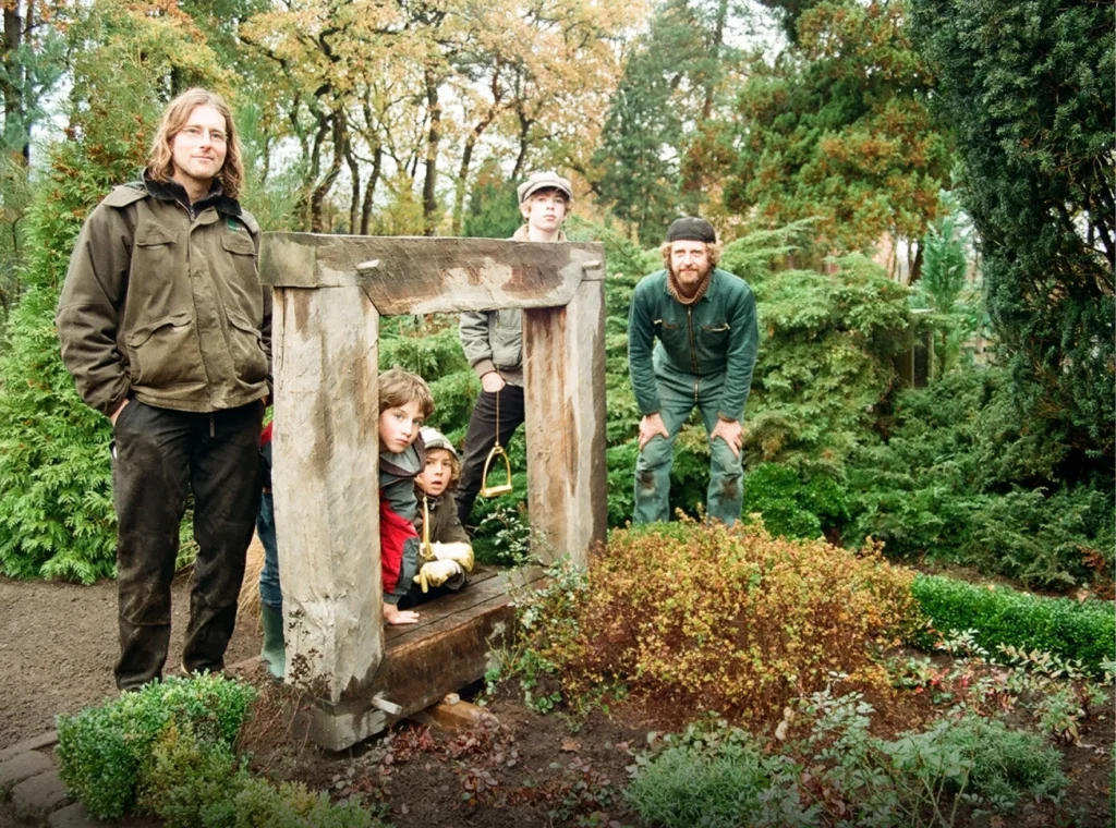 Denkwerk für Maria und Karl Isenbügel aus Eichenholz mit Angehörigen und Bildhauer