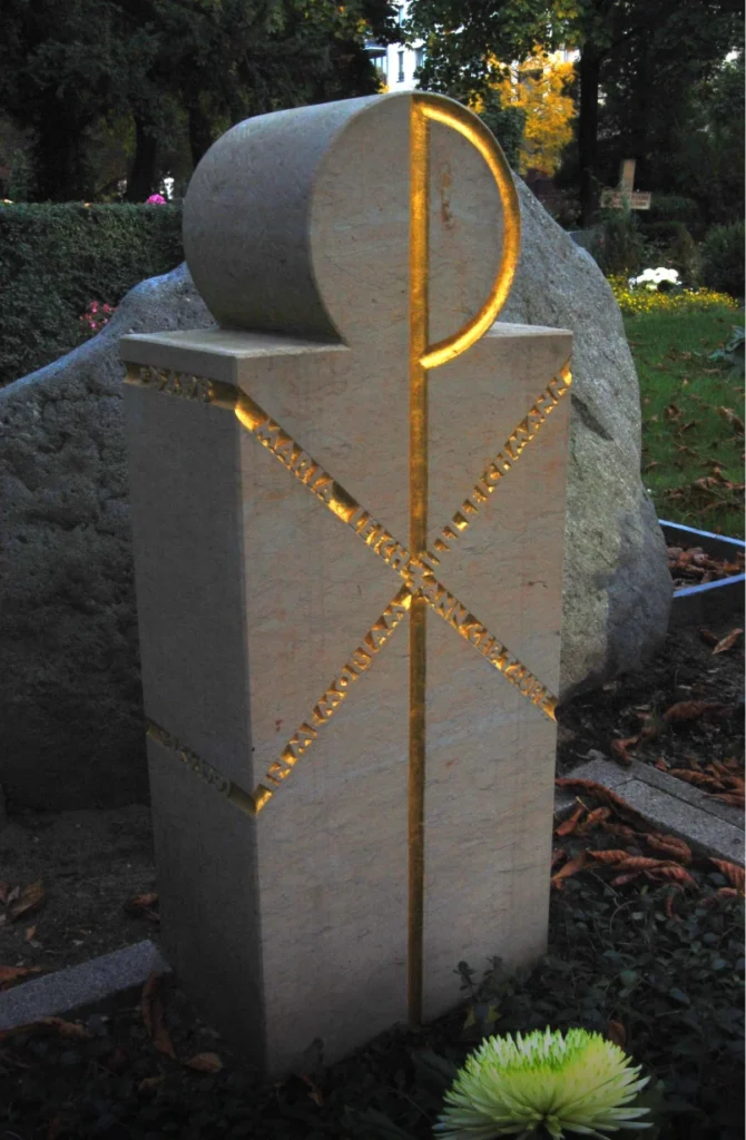 Grabstein mit Chi-Rho-Symbol aus Sandstein – Denkwerk für Maria und Willi Leichmann, angewinkelte Ansicht