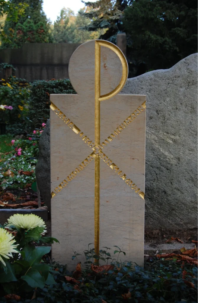 Grabstein in Chi-Rho-Form mit eingearbeiteten Namen – Denkwerk für Maria und Willi Leichmann