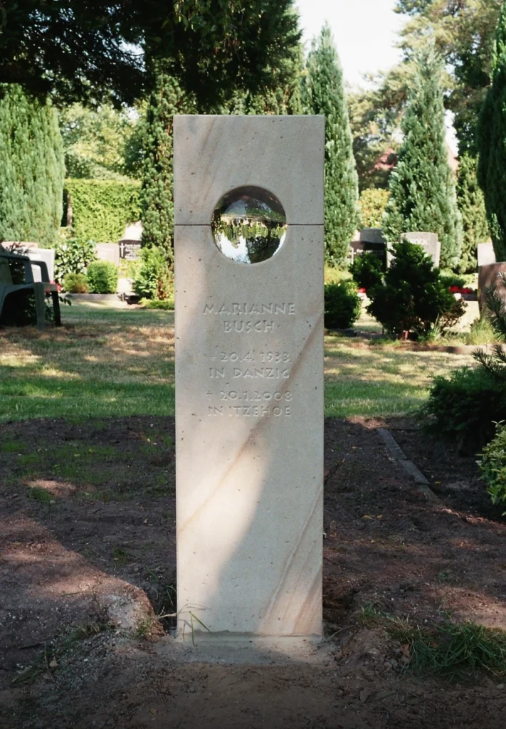 Grabstein aus Sandstein mit eingelassener Glaskugel – Denkwerk für Marianne Busch von Michael Spengler
