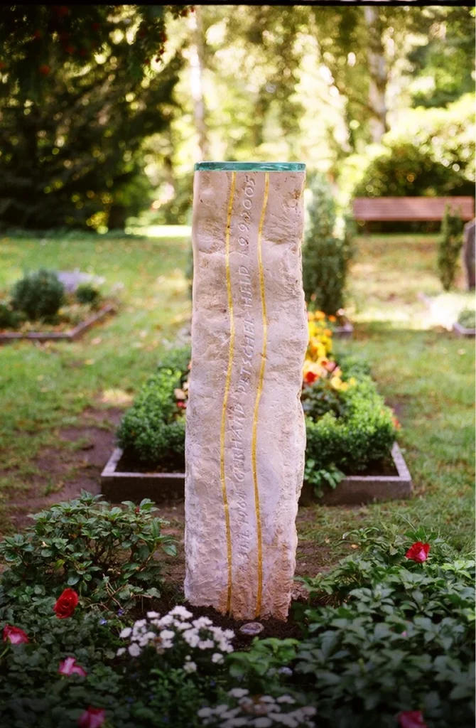 Gesamtansicht des Denkwerks für Gerhard Petschel-Held aus Jura-Kalkstein mit Glasplatte