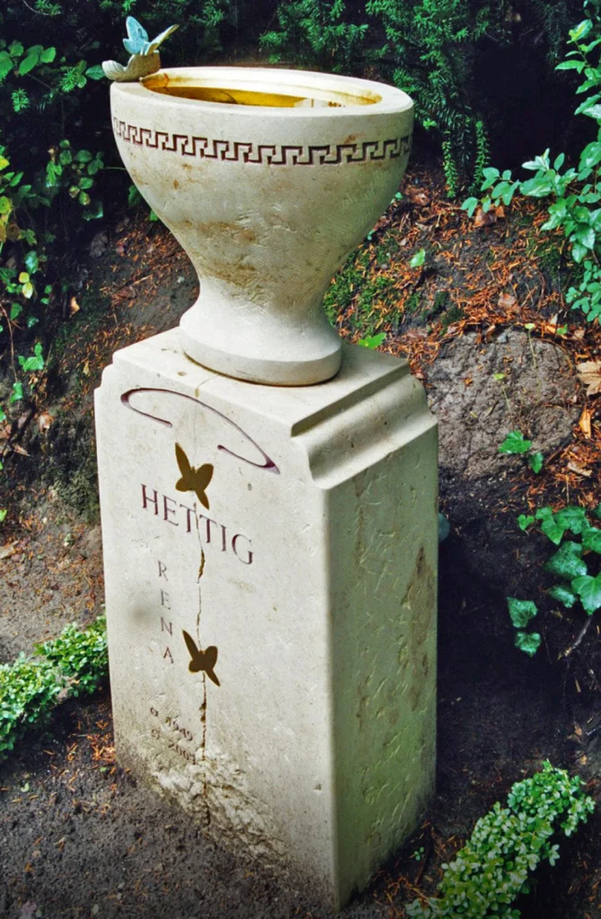 Grabstein aus Jura-Kalkstein mit sichtbarem Bruch und eingearbeiteten Ornamenten