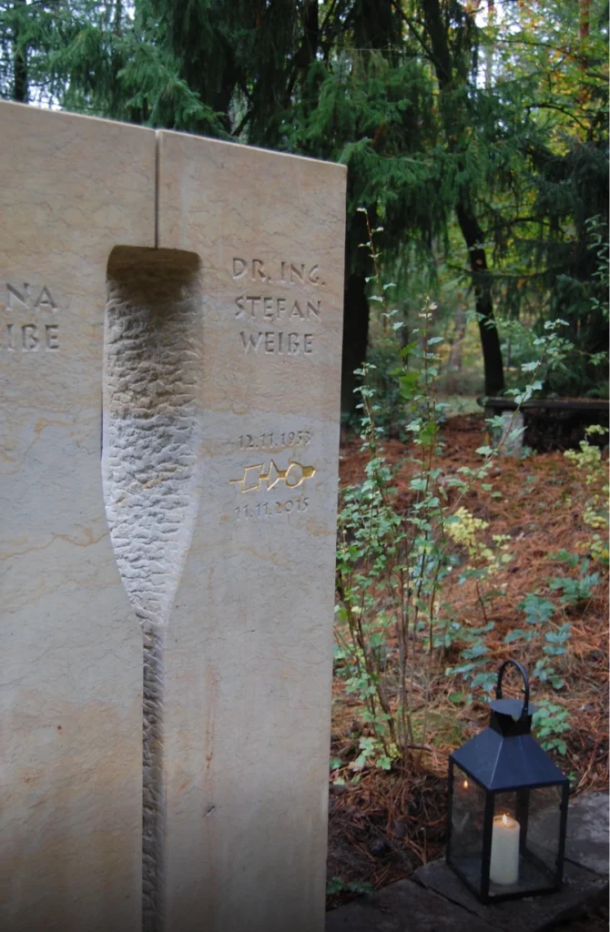 Detail der Negativform eines Ruderblatts in zwei Stelen – Denkwerk für Stefan Weiße