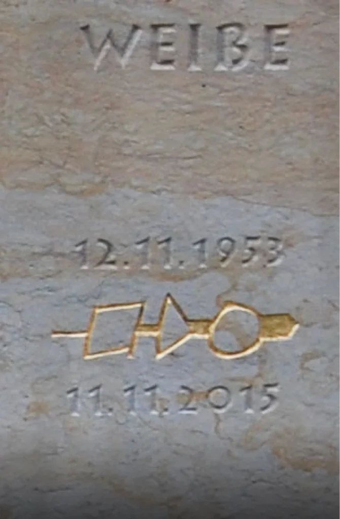 Vergoldetes Schaltkreissymbol im Grabstein – Denkwerk für Stefan Weiße