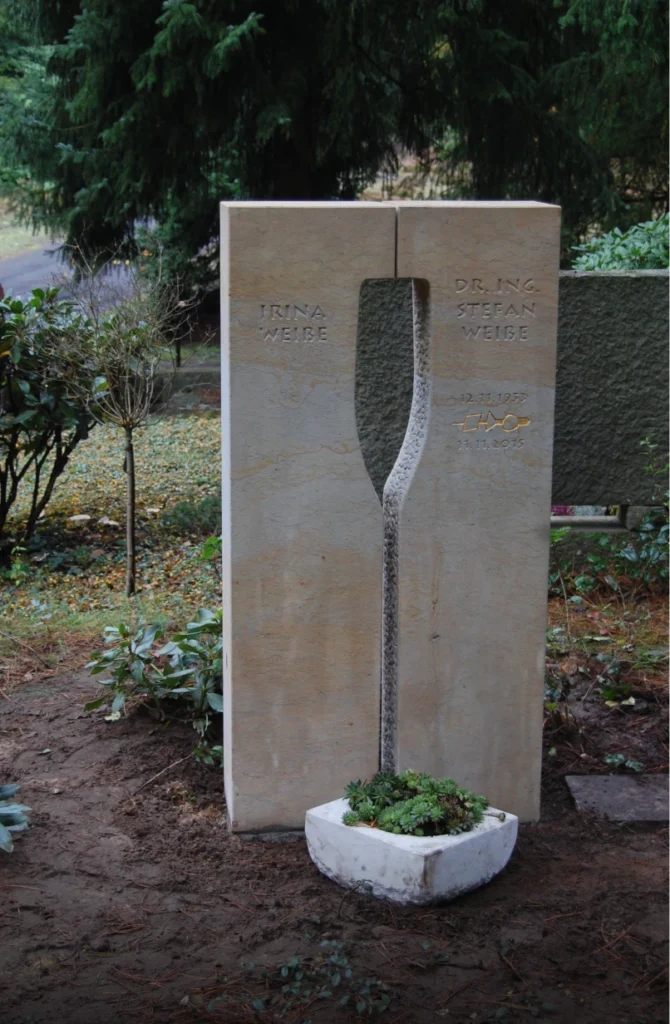 Grabstein als Doppelstele mit Ruderblatt-Form – Denkwerk für Stefan Weiße von Michael Spengler