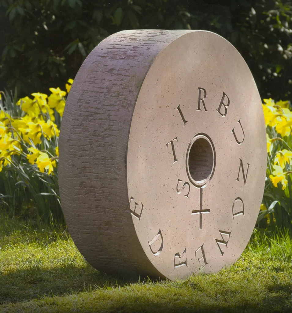 Grabstein aus rotem Sandstein – Denkwerk für Ursula Schwarzer von Michael Spengler