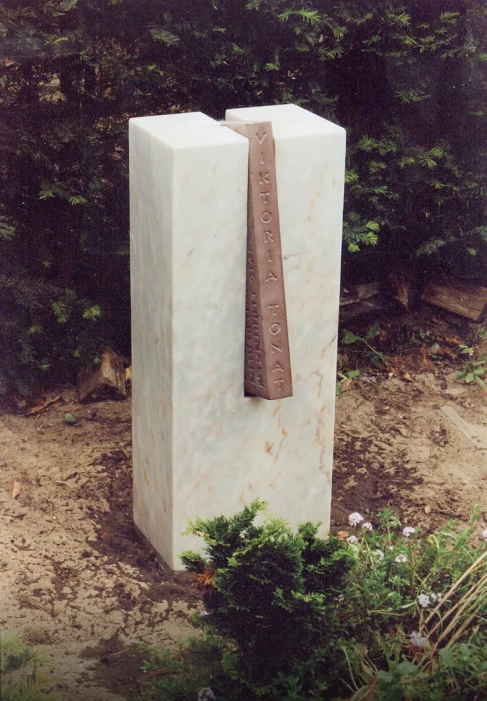 Grabstein mit eingelassener Sandsteinplatte in Marmor – Denkwerk für Viktoria Tonat