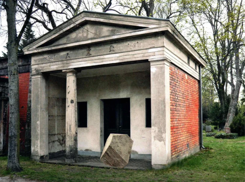 Dürerscher Polyeder in der Vorhalle des Mausoleums Spiekermann auf dem Sophienfriedhof II in Berlin