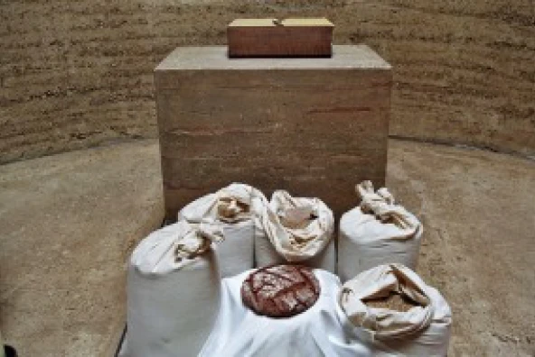 Roggenkorn vor dem Altar der Kapelle der Versöhnung und geweihtes Brot zum Erntedankfest.