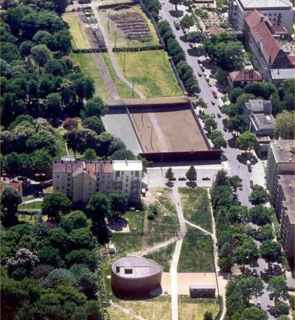 Luftaufnahme eines Roggenfeldes mit der Kapelle der Versöhnung im ehemaligen Mauerstreifen in Berlin.
