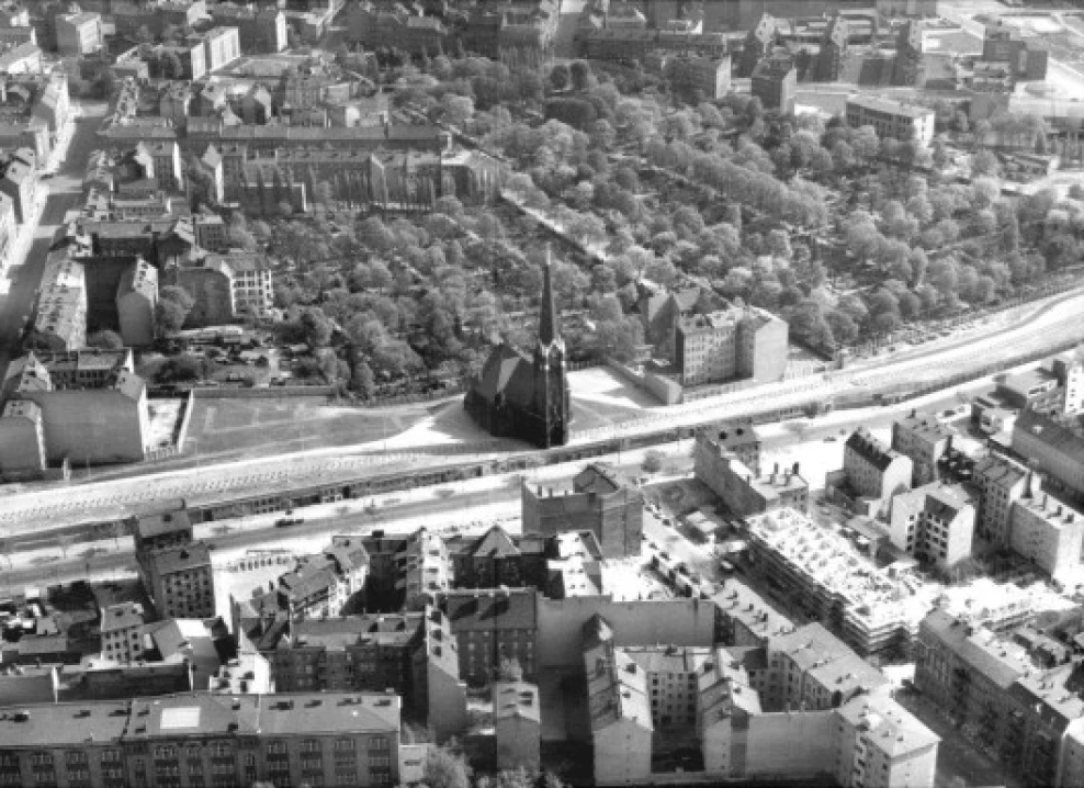 Historische Luftaufnahme des Viertels um die Versöhnungskirche in Berlin.