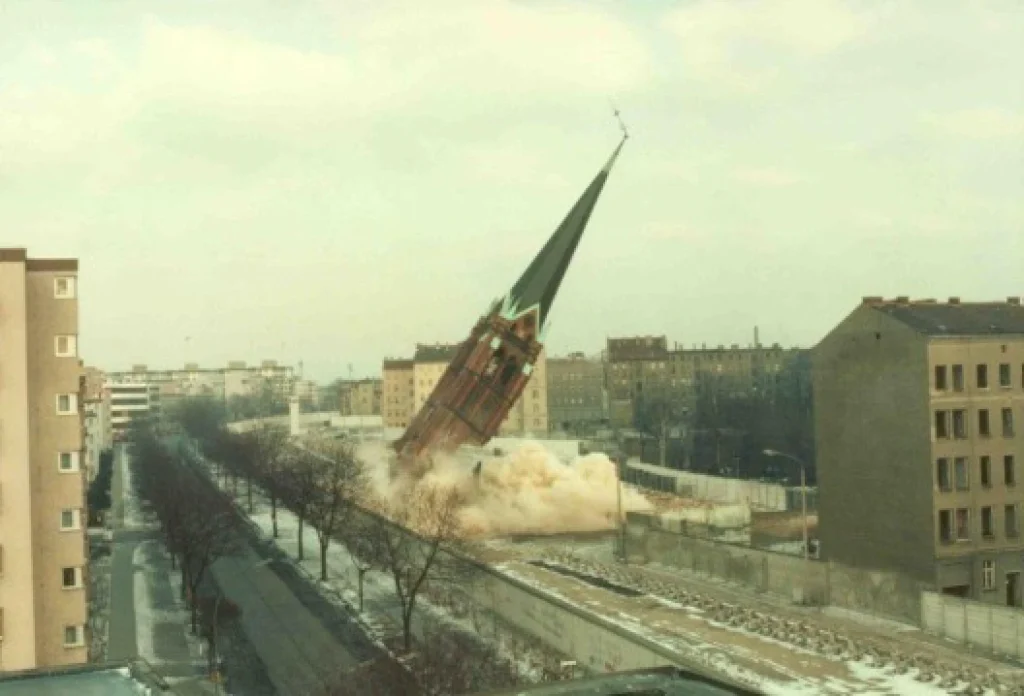 Sprengung der Versöhnungskirche im Jahr 1985 im Grenzstreifen der Berliner Mauer.