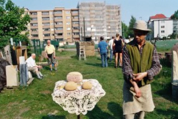 Menschen betrachten Sandsteinblock und Modelle der Schrippen-Skulptur