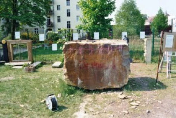 Beginnende Bearbeitung eines großen Sandsteinblocks für eine Schrippen-Skulptur