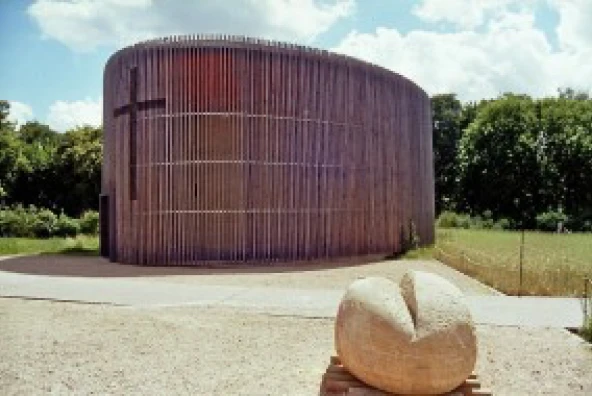 Große Sandstein-Schrippe steht vor der Kapelle der Versöhnung in Berlin