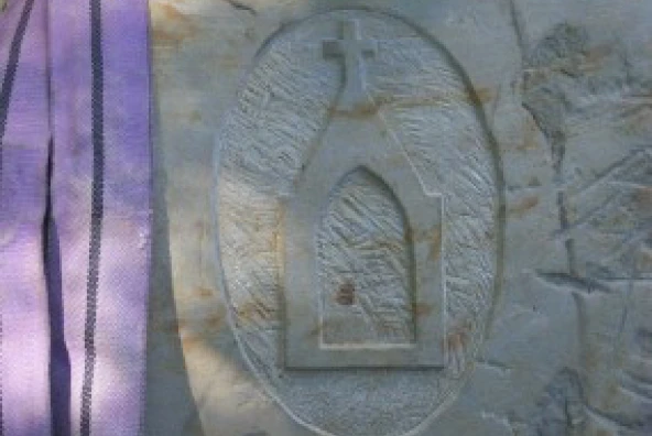 Detail der Sandstein-Schrippe mit Bezug zur historischen Schrippenkirche