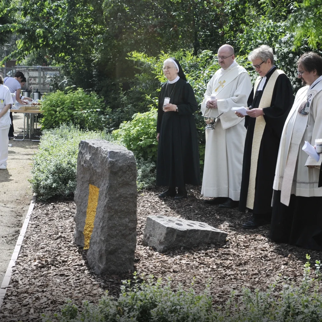 Einweihung des Fürbittensteins am Gertraudenkrankenhaus in Berlin