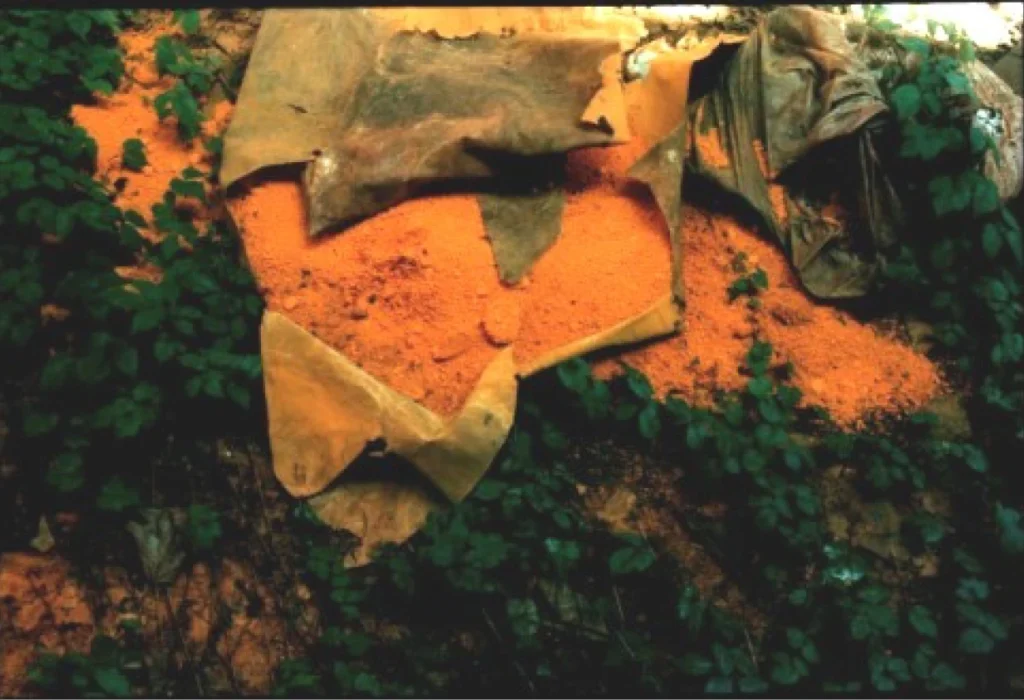 Aufgerissener Farbbeutel in einer verlassenen Pigmentfabrik mit auslaufenden Farbresten.
