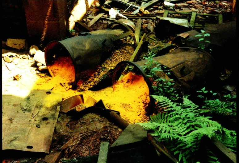 Postkarte mit einem Foto aus einer verfallenen Pigmentfabrik in Turin mit dem Titel „FIAT LUX“.