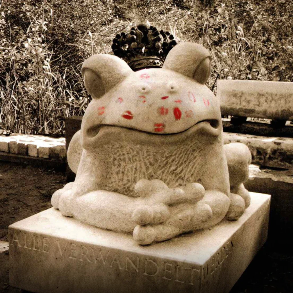 Froschskulptur mit Lippenstiftspuren von Küssen