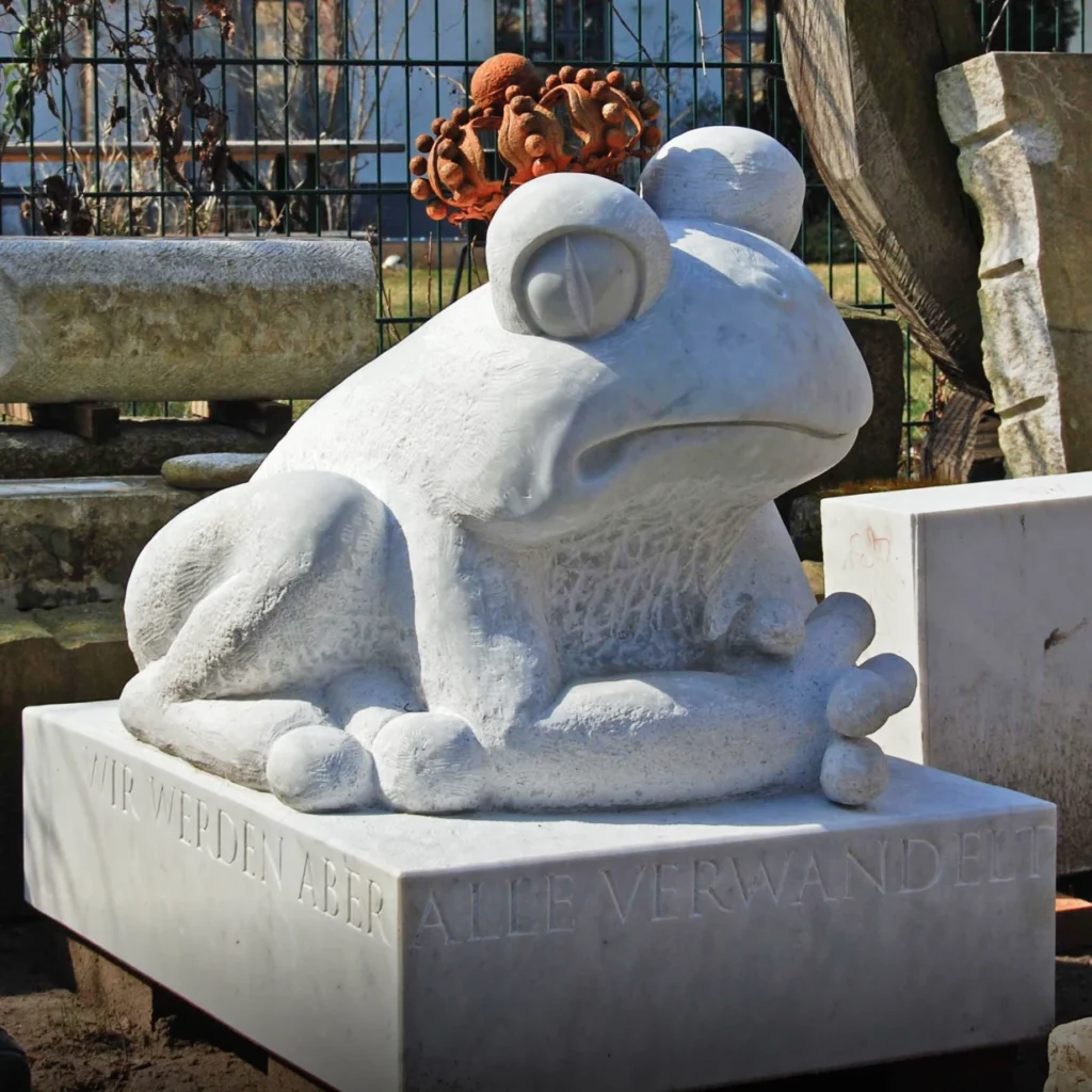 Froschskulptur aus Marmor mit Krone