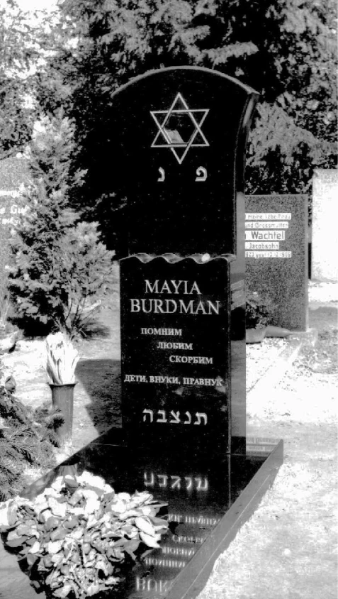 Grabstein aus dunklem Granit in Form eines Stuhls in Schwarz-Weiß-Aufnahme