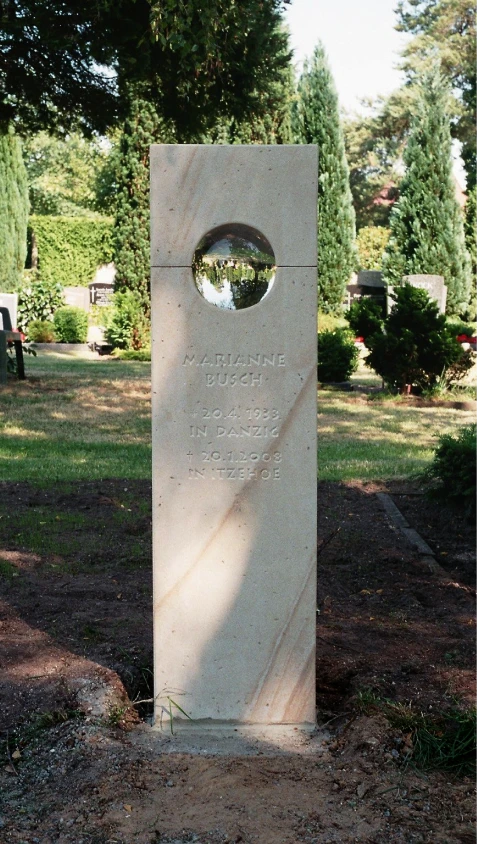 Grabstein aus Sandstein mit eingelassener Glaskugel – Denkwerk für Marianne Busch von Michael Spengler