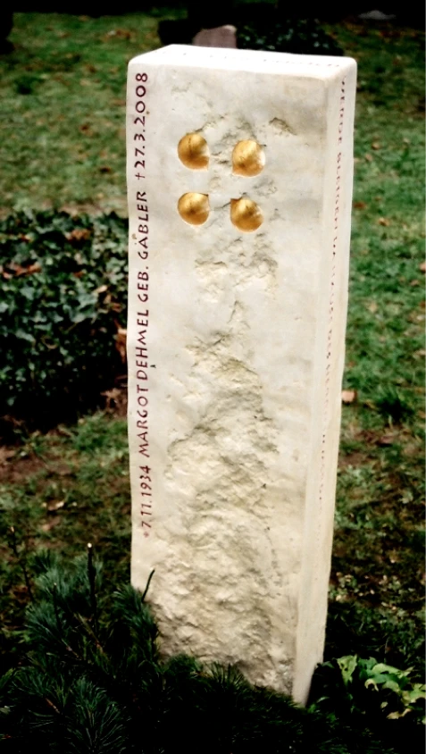 Grabstein aus schlesischem Sandstein mit kreuzförmigen Durchbrüchen – Denkwerk für Margot Dehmel von Michael Spengler