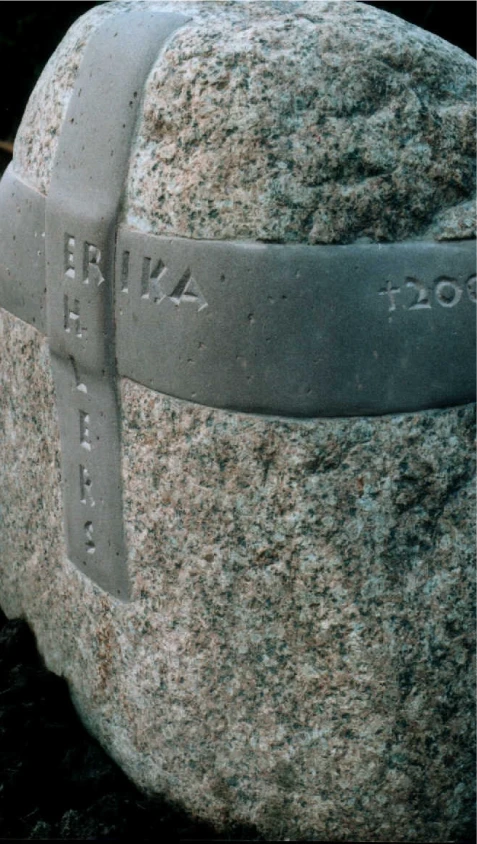 Granitfindling mit eingearbeitetem Kreuz aus Sandstein – Grabmal für Erika Ehlers