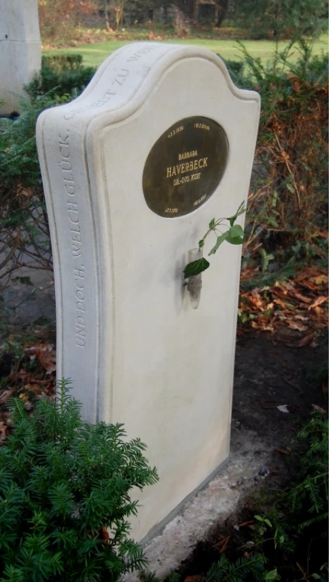 Grabstein aus Kalkstein mit ovaler Form und Messingplatte – Denkwerk für Barbara Haverbeck von Michael Spengler