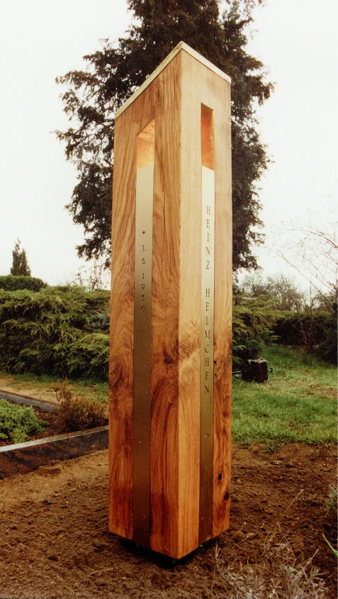 Grabzeichen aus Eichenholz mit Durchbrüchen – Denkwerk für Heinz Helmchen von Michael Spengler