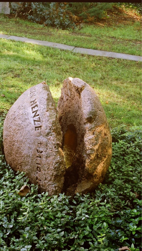 Gespaltener Findling mit geöffneten Hälften und vergoldetem Inneren – Grabmal für Jürgen Henze