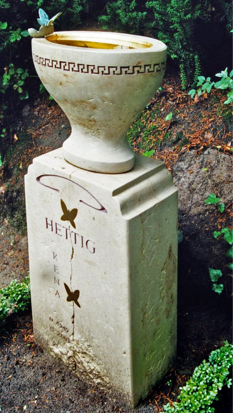 Grabstein aus Jura-Kalkstein mit sichtbarem Bruch und eingearbeiteten Ornamenten