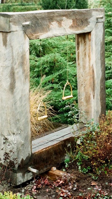 Holzrahmen-Grabmal von rechts – Denkwerk für Maria und Karl Isenbügel